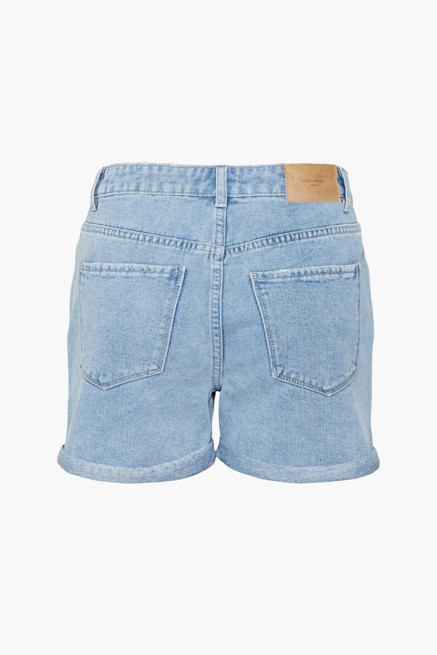 Short en jean bleu de VERO MODA avec poches arrière et ourlets roulés.