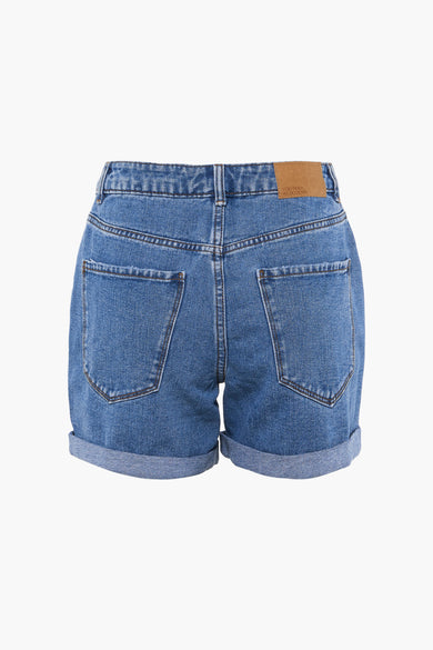 Short en jean bleu de VERO MODA, avec poches arrière et ourlet retroussé.