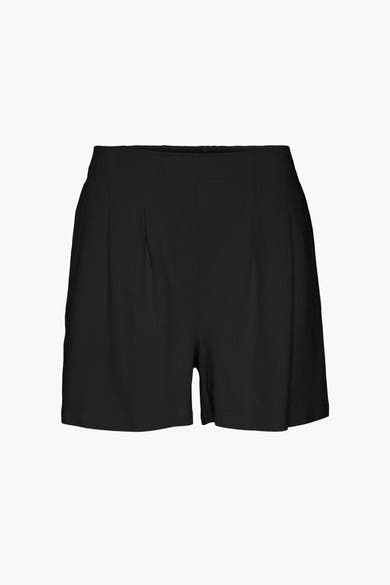 Short noir de VERO MODA, coupe ample avec plis discrets à l'avant sur fond blanc.