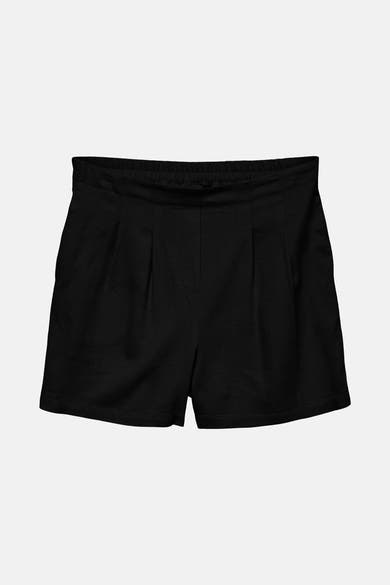 Short noir de VERO MODA®, avec une taille élastique et des plis sur le devant.