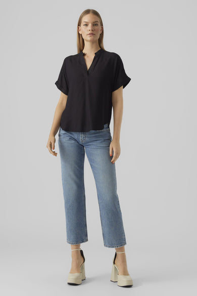 Zwart blouse met korte mouwen van VERO MODA, met V-hals, gedragen door een blond model.