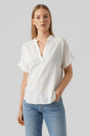Chemisier blanc à manches courtes de VERO MODA, porté avec un jean bleu décontracté.