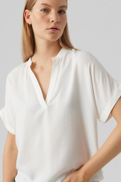 Chemisier blanc à manches courtes de Vero Moda, coupe ample avec encolure en V.