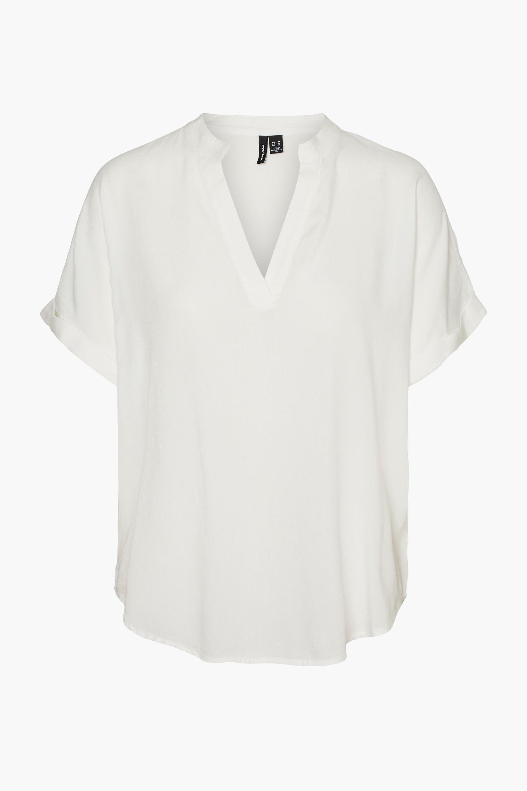 Blouse blanche à manches courtes de VERO MODA, avec encolure en V et ourlet arrondi.
