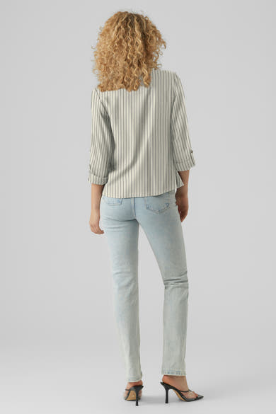 Blazer beige à rayures verticales de VERO MODA®, porté avec un jean clair et des talons aiguilles noirs.