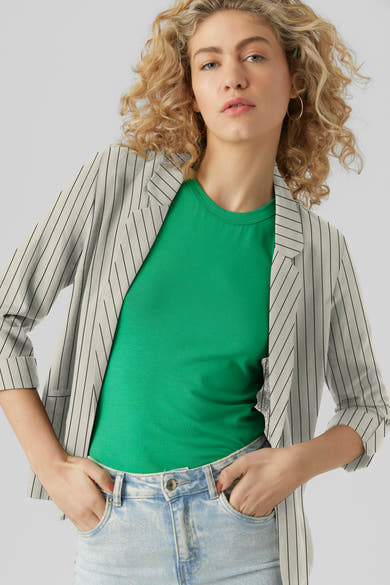 Blazer beige à rayures verticales de VERO MODA, porté sur un t-shirt vert et un jean délavé.
