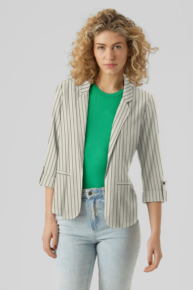 Blazer beige à rayures by VERO MODA®, porté sur un t-shirt vert et un jean délavé.