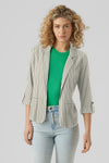 Blazer beige à rayures by VERO MODA®, porté sur un t-shirt vert et un jean délavé.