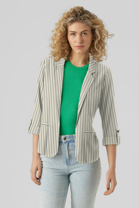 Blazer beige à rayures by VERO MODA®, porté sur un t-shirt vert et un jean délavé.