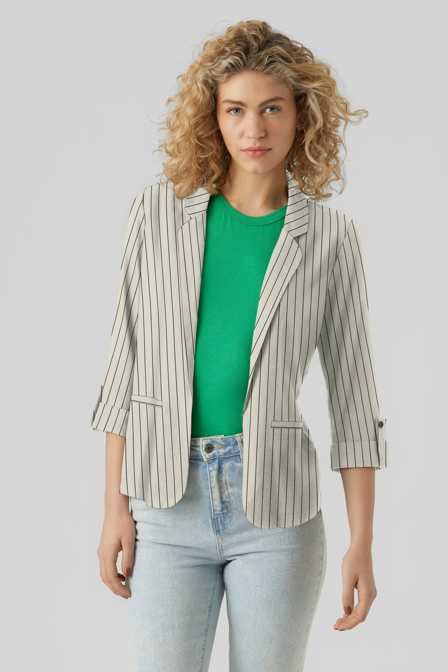 Blazer beige à rayures by VERO MODA®, porté sur un t-shirt vert et un jean délavé.