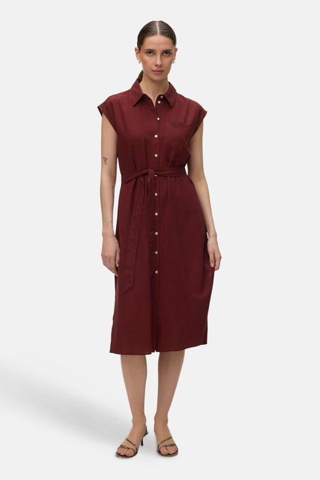 Robe brique VERO MODA®, avec ceinture assortie et boutons sur le devant.