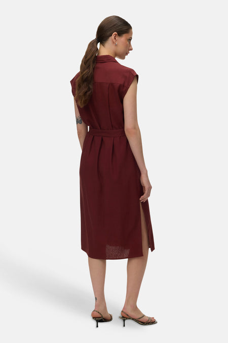 Robe brique de VERO MODA, avec une ceinture nouée et une fente latérale, vue de dos.
