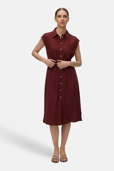 Bakstenen jurk met korte mouwen van VERO MODA, met strikceintuur en knoopsluiting over de gehele lengte.