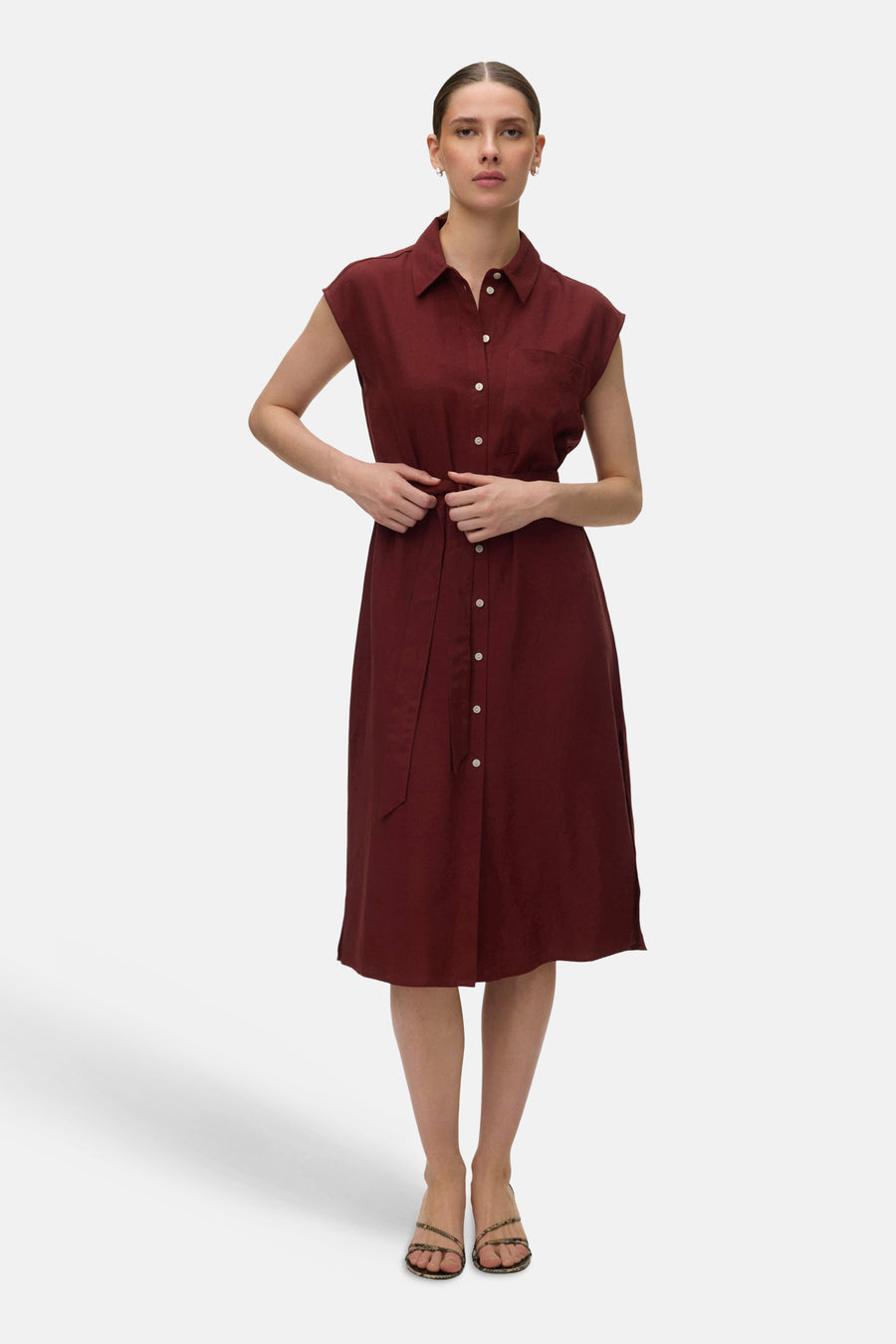 Bakstenen jurk met korte mouwen van VERO MODA, met strikceintuur en knoopsluiting over de gehele lengte.