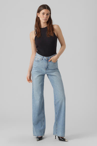 Jean droit bleu de VERO MODA, porté avec un haut noir uni et des chaussures à talons noirs et argentées.