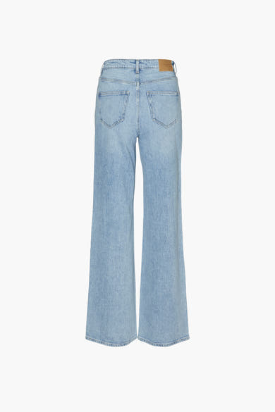 Jean droit bleu de VERO MODA, coupe large, poches arrière, en denim sur fond blanc.
