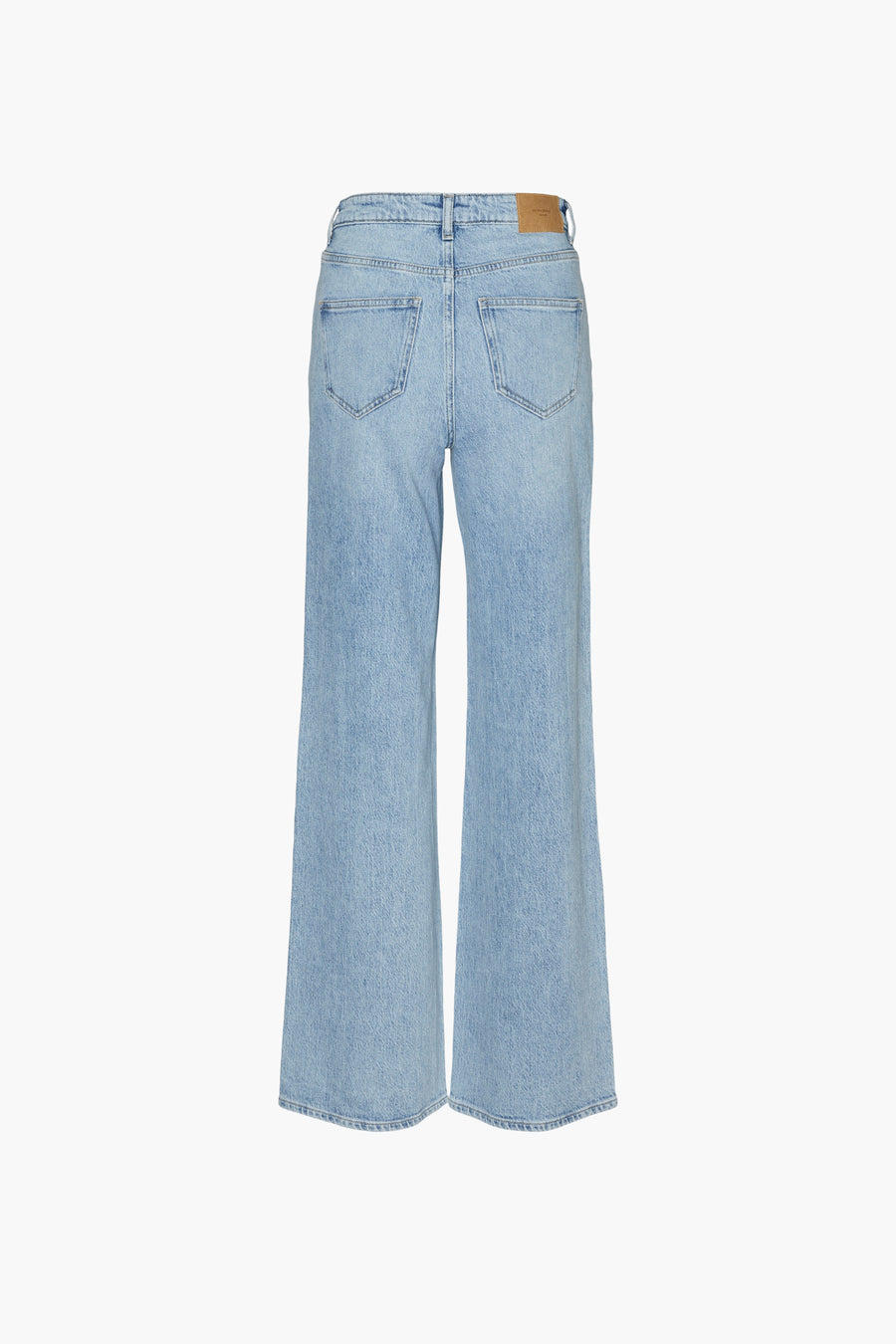 Jean droit bleu de VERO MODA, coupe large, poches arrière, en denim sur fond blanc.
