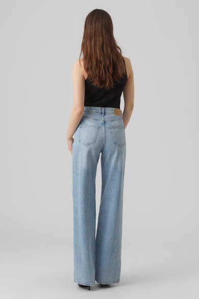 Jean droit bleu de VERO MODA®, avec une coupe ample et une taille haute.