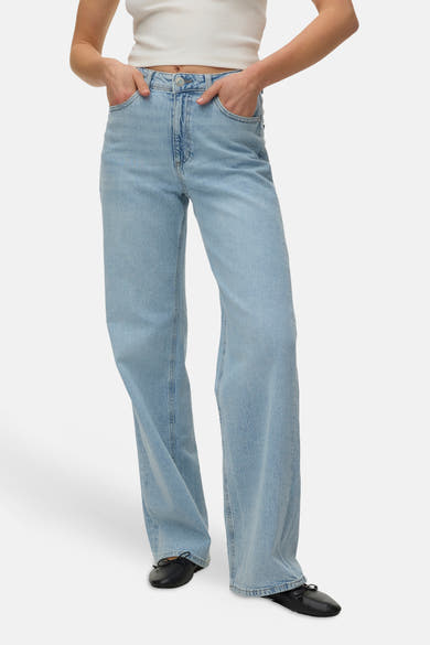 Jean droit bleu de VERO MODA, porté avec un haut blanc et des ballerines noires.