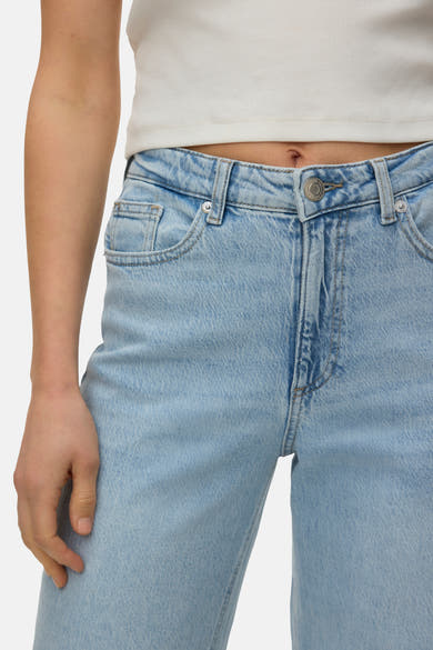 Jean droit bleu de VERO MODA, style décontracté, porté avec un haut blanc côtelé.