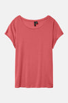 Koraalkleurig T-shirt met korte mouwen van Vero Moda, relaxte pasvorm op een effen achtergrond.
