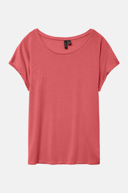 Koraalkleurig T-shirt met korte mouwen van Vero Moda, relaxte pasvorm op een effen achtergrond.