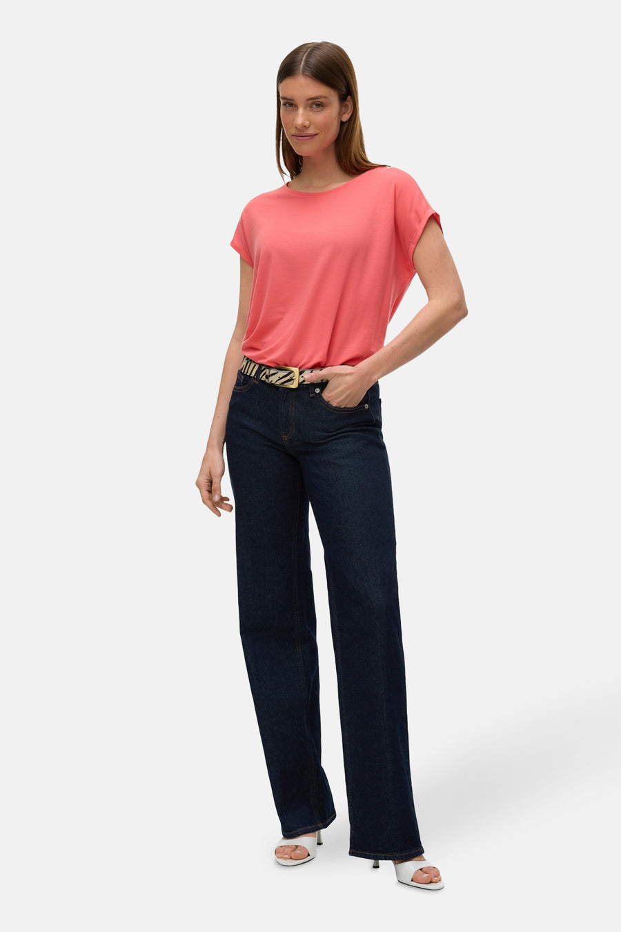 Koraalkleurig T-shirt met korte mouwen van Vero Moda, gedragen met een high-waisted jeans en een zebraprint riem.