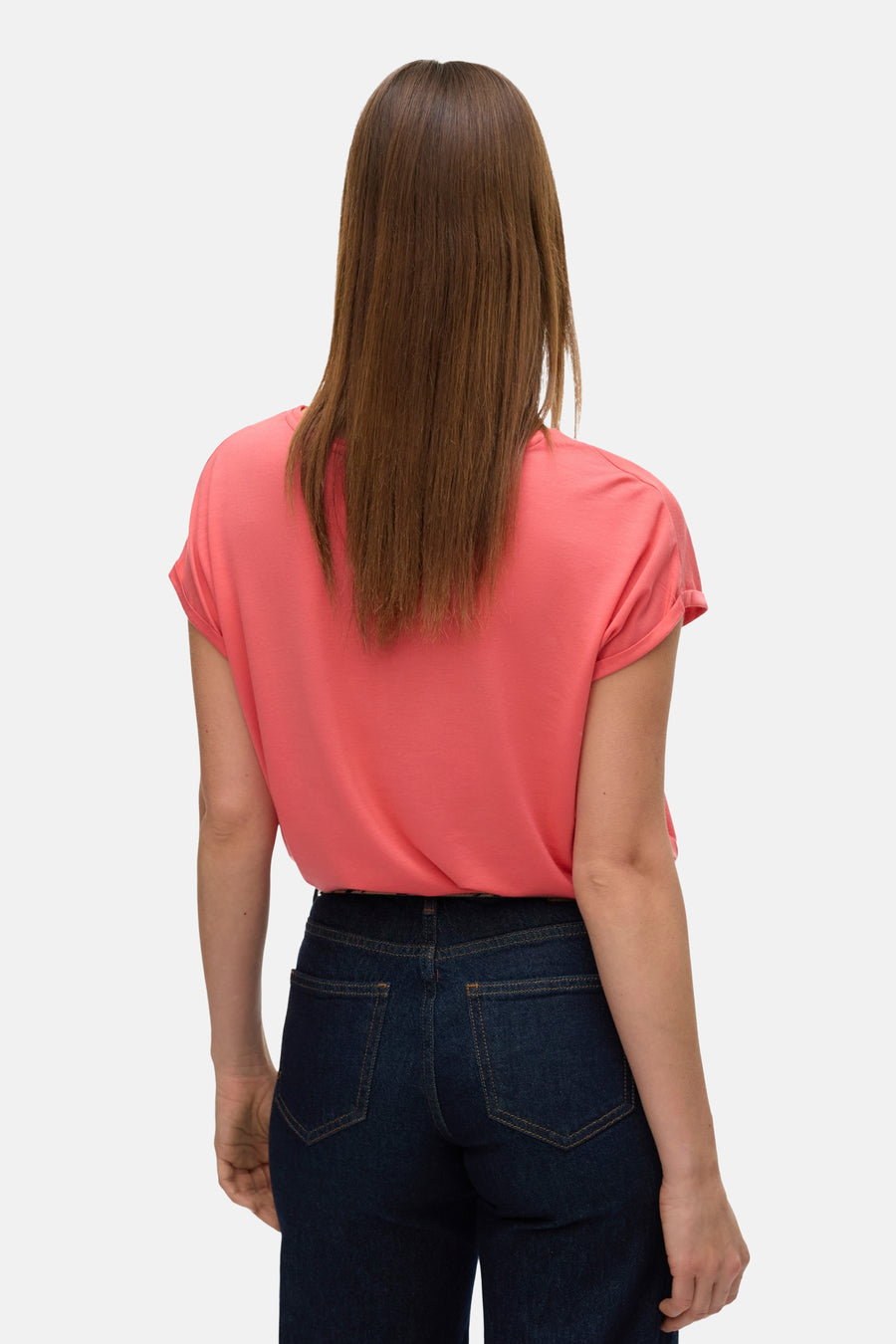 Koraalkleurig T-shirt met korte mouwen van VERO MODA, gedragen met een donkerblauwe jeans, achtergezicht.