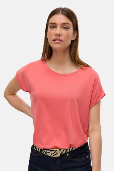 Koraalkleurig T-shirt met korte mouwen van VERO MODA, gedragen met een zebraprint riem en een blauwe jeans.