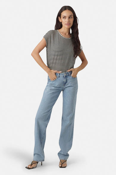 Zwart gestreept T-shirt van VERO MODA, gedragen met een lichtblauwe jeans en zwarte hakken.