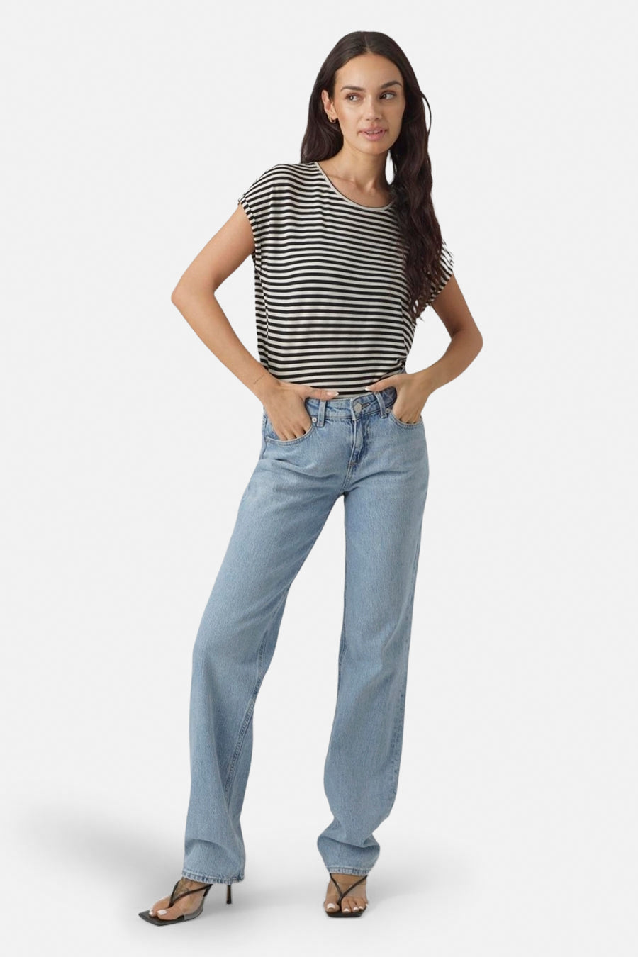 Zwart gestreept T-shirt van VERO MODA, gedragen met een lichtblauwe jeans en zwarte hakken.