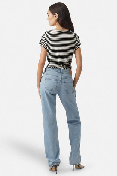 Zwart-wit gestreept T-shirt van VERO MODA®, gedragen met een high-waisted spijkerbroek en naaldhakken.