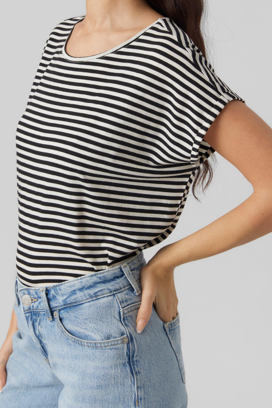 Zwart-wit gestreept T-shirt van VERO MODA®, gedragen met een lichtblauwe high-waist jeans.