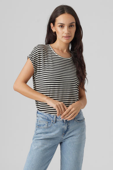 Zwart gestreept T-shirt van VERO MODA, gedragen met een high-waist jeans.