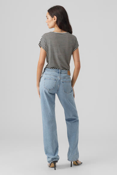 Zwart-wit gestreept T-shirt van Vero Moda, gedragen met een lichtblauwe wijde jeans en zwarte hoge hakken.