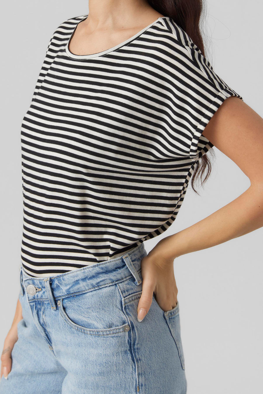 Zwart-wit gestreept T-shirt van VERO MODA, gedragen met een lichtgekleurde high-waist jeans.