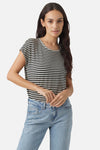 Zwart-gebroken wit gestreept T-shirt van VERO MODA® met ronde hals en korte mouwen, plat liggend.