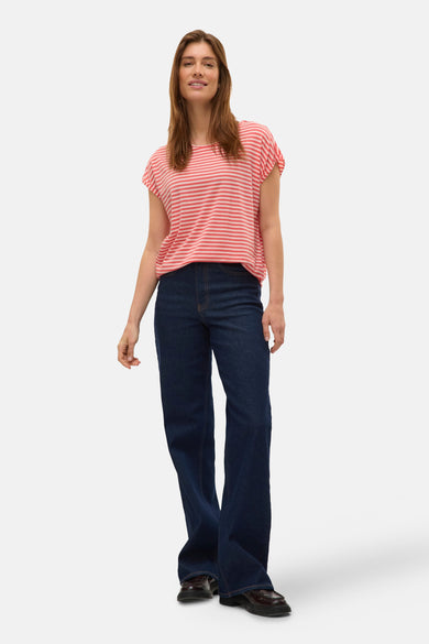 Oranje gestreept T-shirt met korte mouwen van VERO MODA®, gedragen met een donkerblauwe jeans.