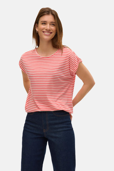 Oranje wit gestreept T-shirt met korte mouwen van Vero Moda, gedragen met een donkerblauwe jeans.