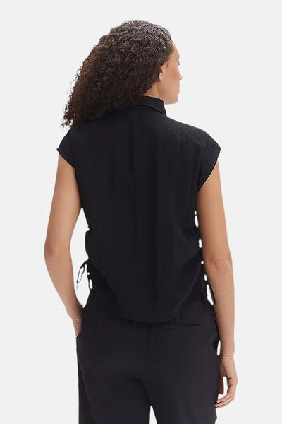 Zwarte blouse met korte mouwen van OPUS, losse pasvorm met zijdelingse bandjes.