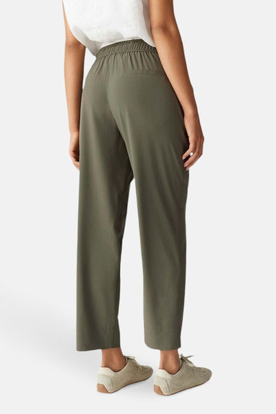 Kaki kleurige broek van OPUS, met elastische tailleband en rechte pasvorm, van achteren gezien.
