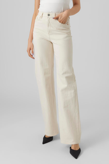 Jean large off white en denim de VERO MODA, porté avec un haut blanc et des escarpins noirs pointus.
