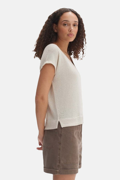 Ecru blouse met korte mouwen van OPUS, met een V-hals en splitzoom.