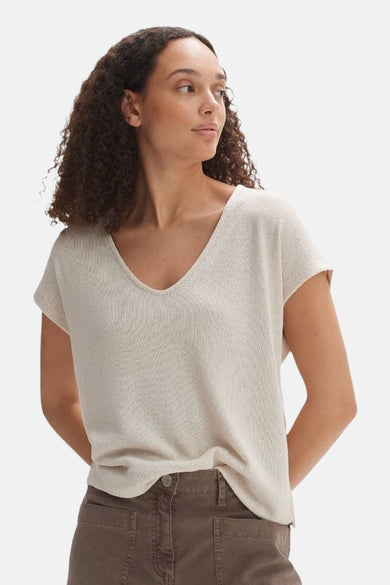Ecru blouse met korte mouwen van OPUS, in textuurgebreid, gedragen met een bruine cargobroek.