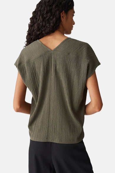 Blouse kaki à manches courtes, par OPUS, avec une texture gaufrée et un col en V au dos.
