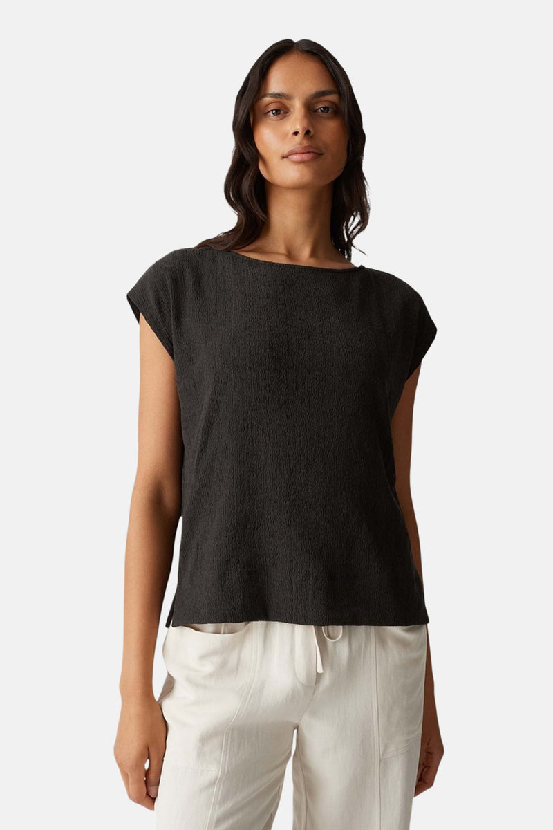 Bruin mouwloos blouse van OPUS, met een geplooide textuur gedragen met een lichte broek.