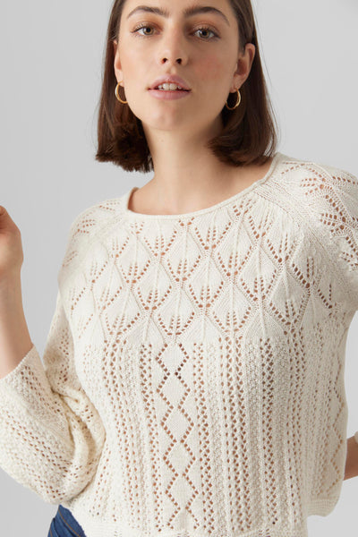 Pull beige col rond de VERO MODA, avec motifs ajourés sur l'ensemble du vêtement.