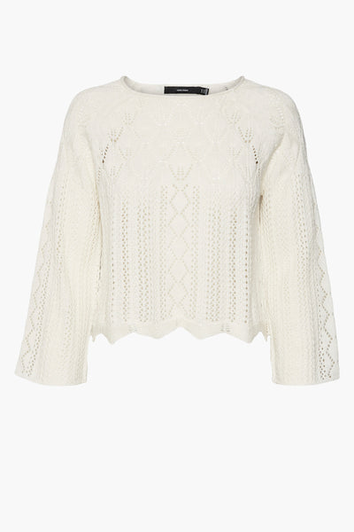Pull beige en crochet de VERO MODA, avec motif ajouré et bordure festonnée.
