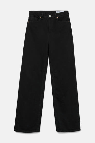 Zwarte rechte jeans van VERO MODA, gedragen met een witte geribbelde tanktop en sneakers.