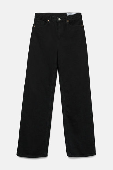 Jean droit noir en denim par VERO MODA, coupe large, poches classiques et finitions soignées.
